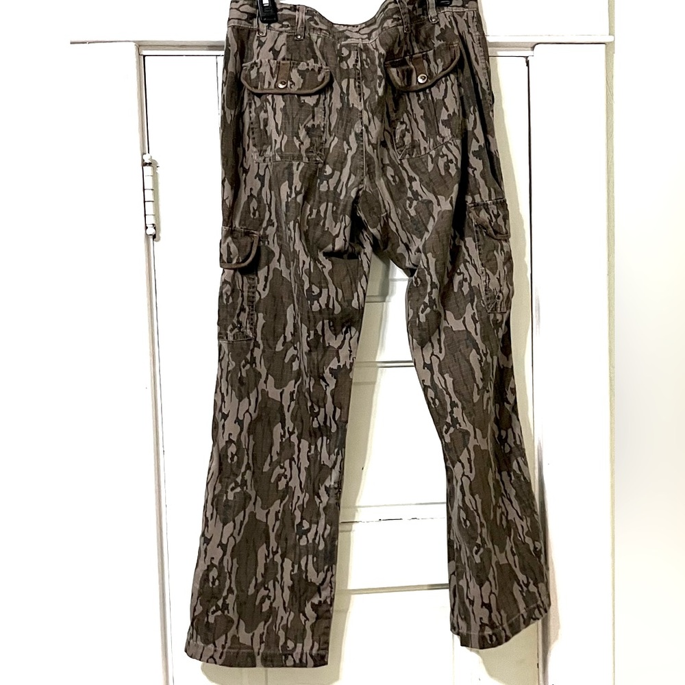 EUC. Mossy oak camouflage cargo pants. Size 12 - Picture 4 of 4